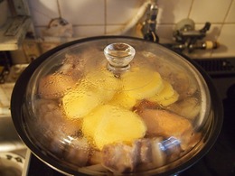 お水少々入れて蒸し焼きにした上に薄切りジャガイモをいれ蒸し焼き.jpg