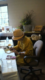 黄色のシャツブラウスとイヤリングにお帽子　お似合いでした♪.jpg